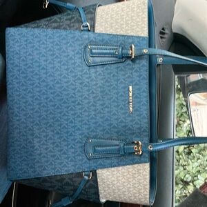 Brand new michael kors purse tags still on it